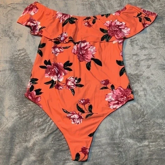 Discreet Floral Bodysuit - Picture 6 of 6